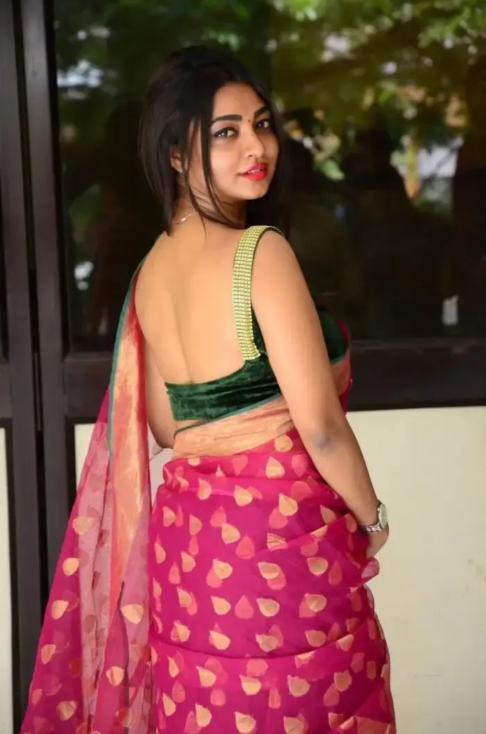 BEAUTIFUL INDIAN GIRL NANDINI NAVEL SHOW IN RED SAREE 3